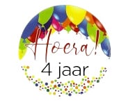 Traktatie sticker hoera! 4 jaar balloons ø 4 cm. p/stuk