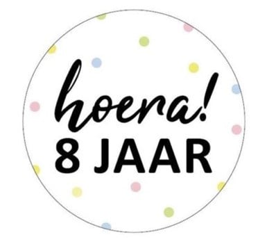 Traktatie sticker hoera! 8 jaar ø 4 cm. p/stuk