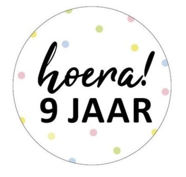 Traktatie sticker hoera! 9 jaar ø 4 cm. p/stuk