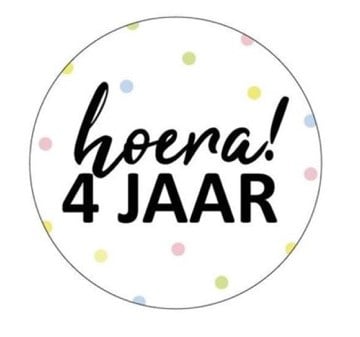 Traktatie sticker hoera! 4 jaar ø 4 cm. p/stuk