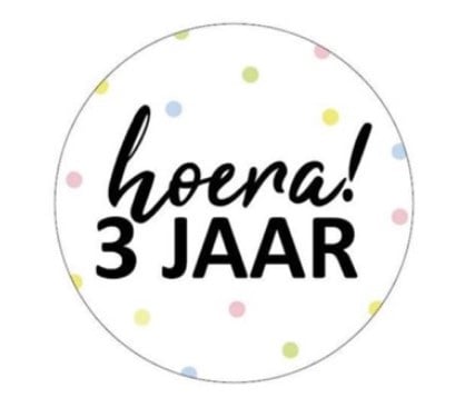 Traktatie sticker hoera! 3 jaar ø 4 cm. p/stuk