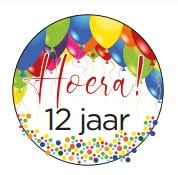 Traktatie sticker hoera! 12 jaar balloons ø 4 cm. p/stuk