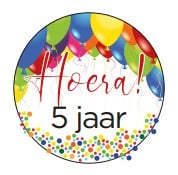 Traktatie sticker hoera! 5 jaar balloons ø 4 cm. p/stuk